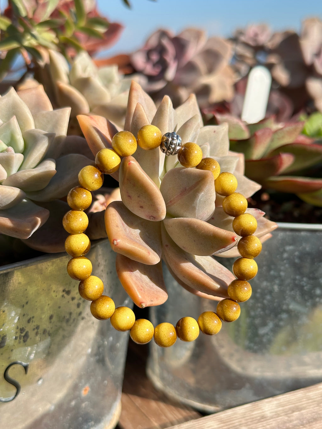 Açık kahverengi doğal taş bileklik – doğal toprak tonlarında zarif ve dengeli aksesuar