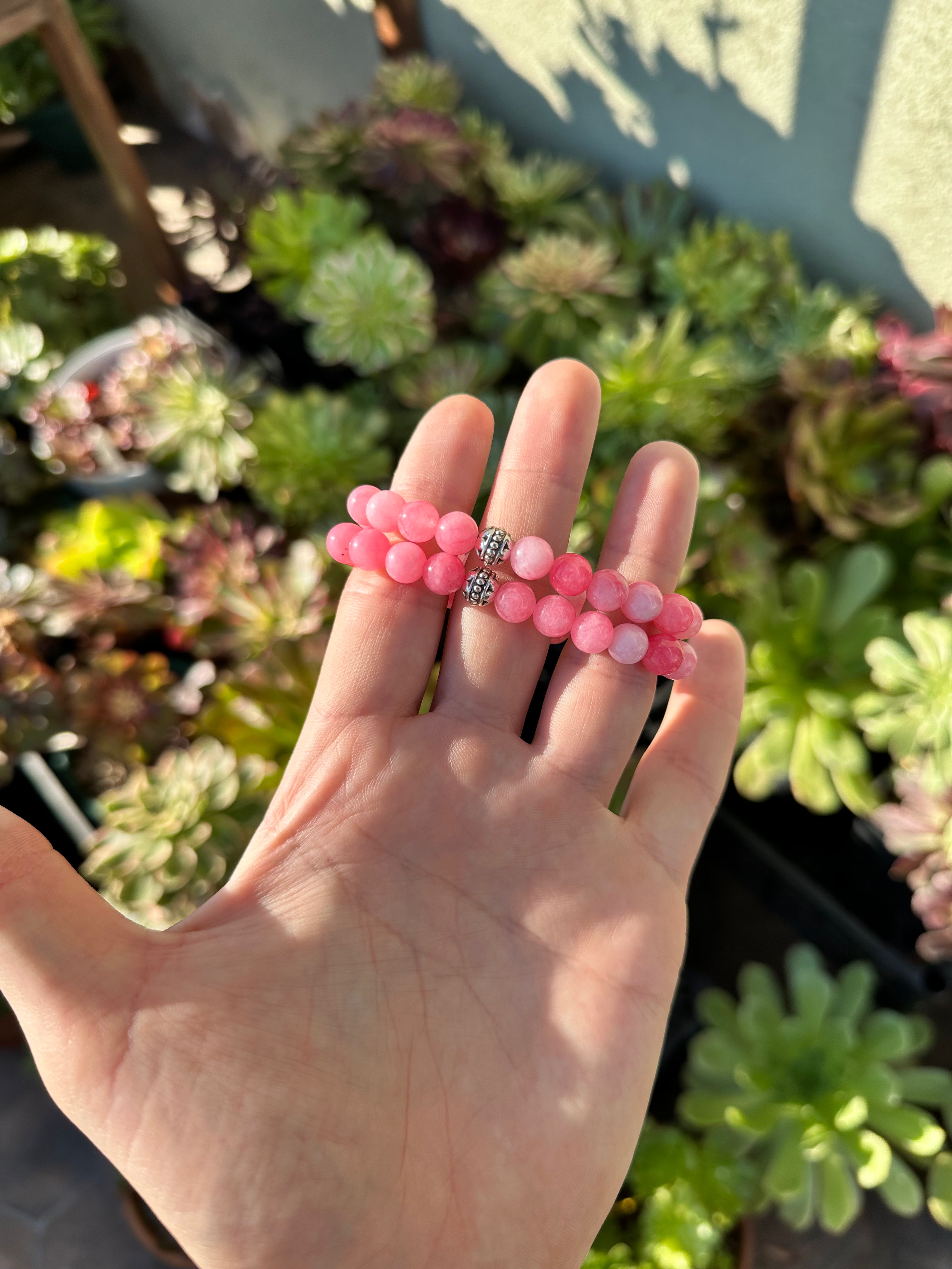 Koyu pembe doğal taş bileklik – el işçiliği, zarif tasarım, enerji dengeleyici doğal taşlar ile şık aksesuar