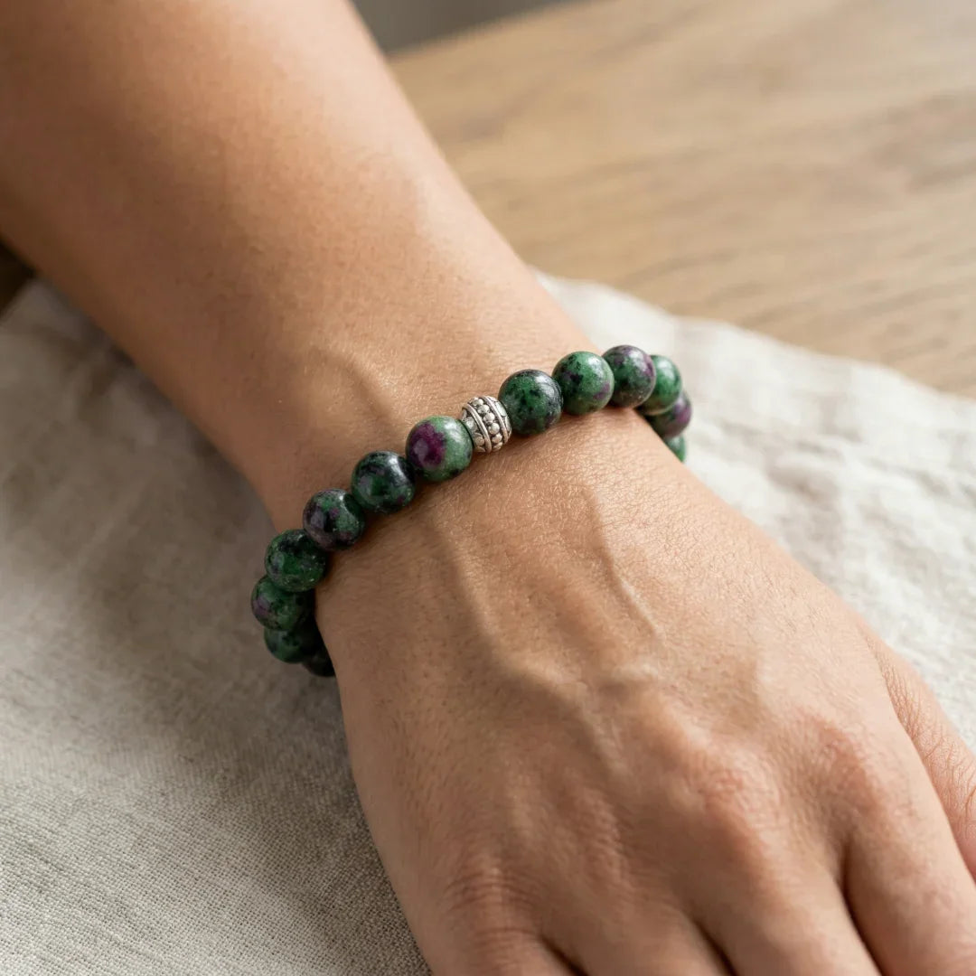 Anyolit bileklik yakın çekim – doğal taş detayı