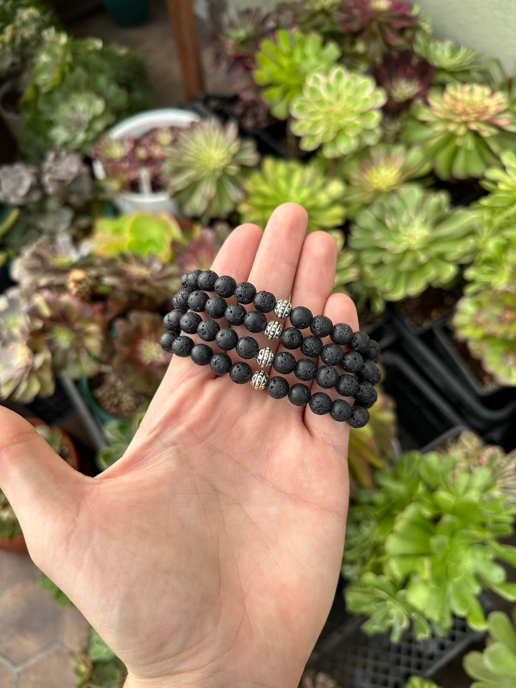 Doğal lav taşı bileklik – mat siyah volkanik taşlardan oluşan enerji dengeleyici unisex bileklik
