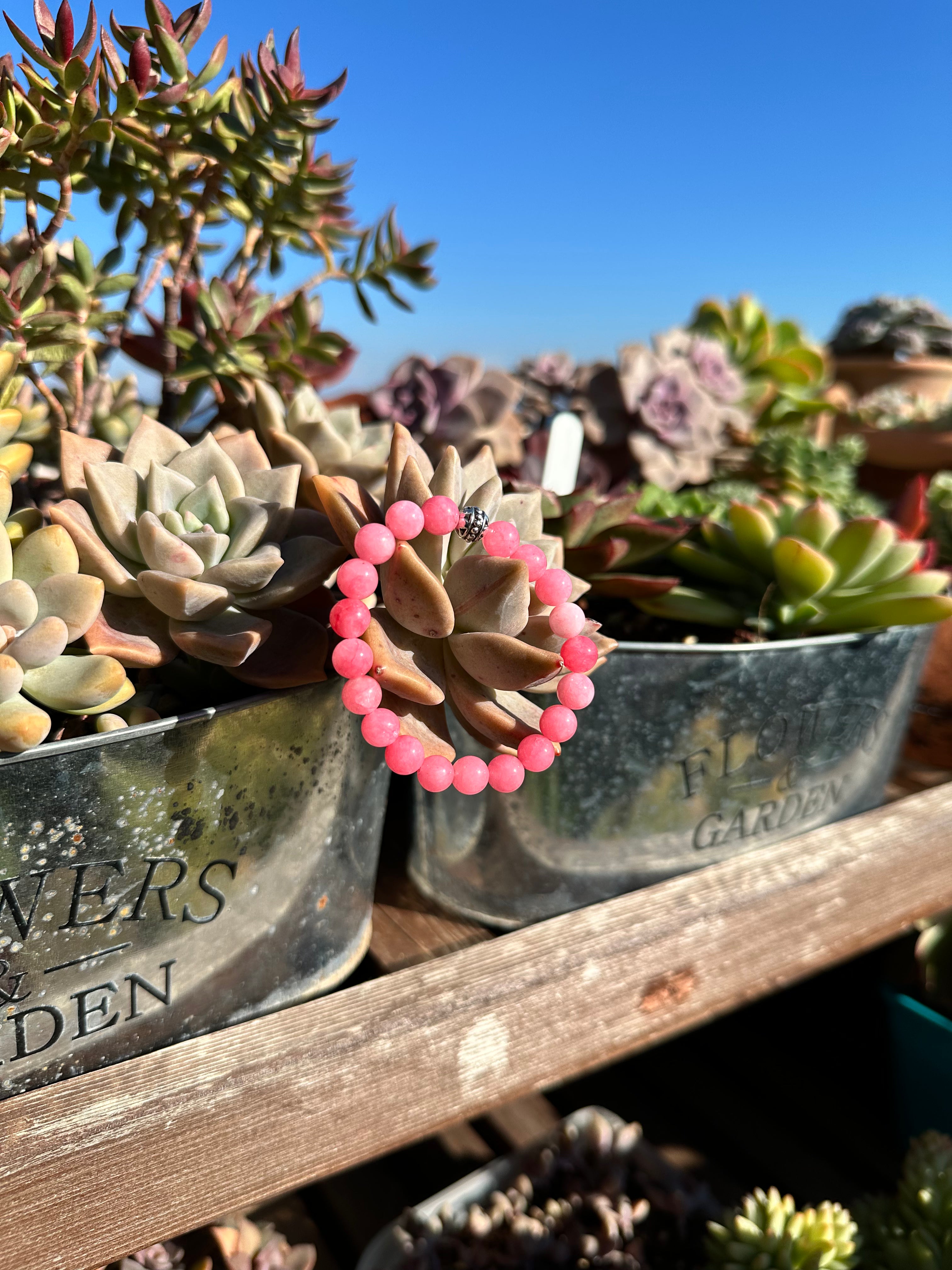 Koyu pembe doğal taş bileklik – el işçiliği, zarif tasarım, enerji dengeleyici doğal taşlar ile şık aksesuar