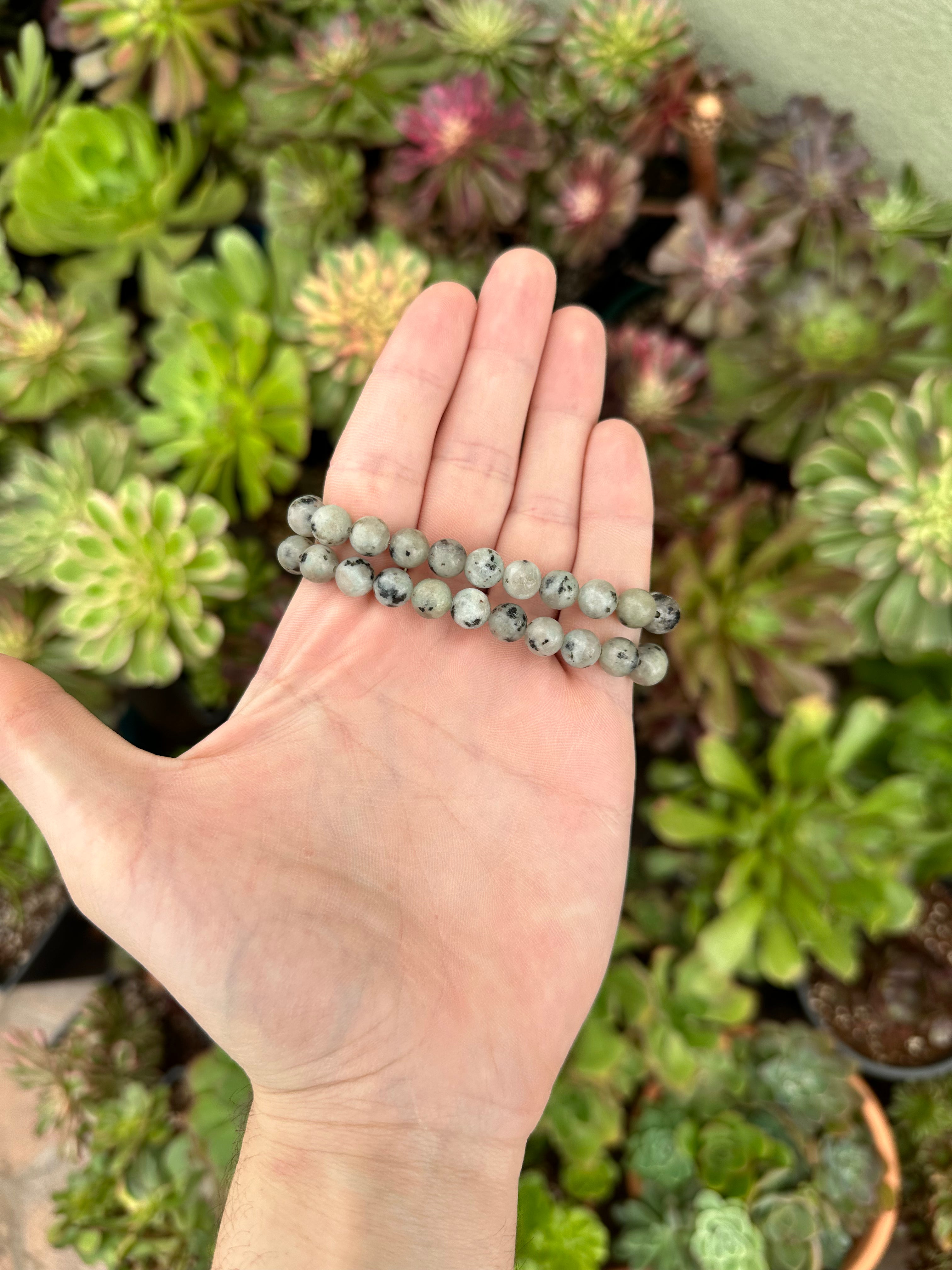 Okunabilirliği artırmak için kısa paragraflar ve madde işaretleri kullanılmıştır. Opalit ve doğal taş kelimeleri SEO uyumlu oranda kullanılmıştır.