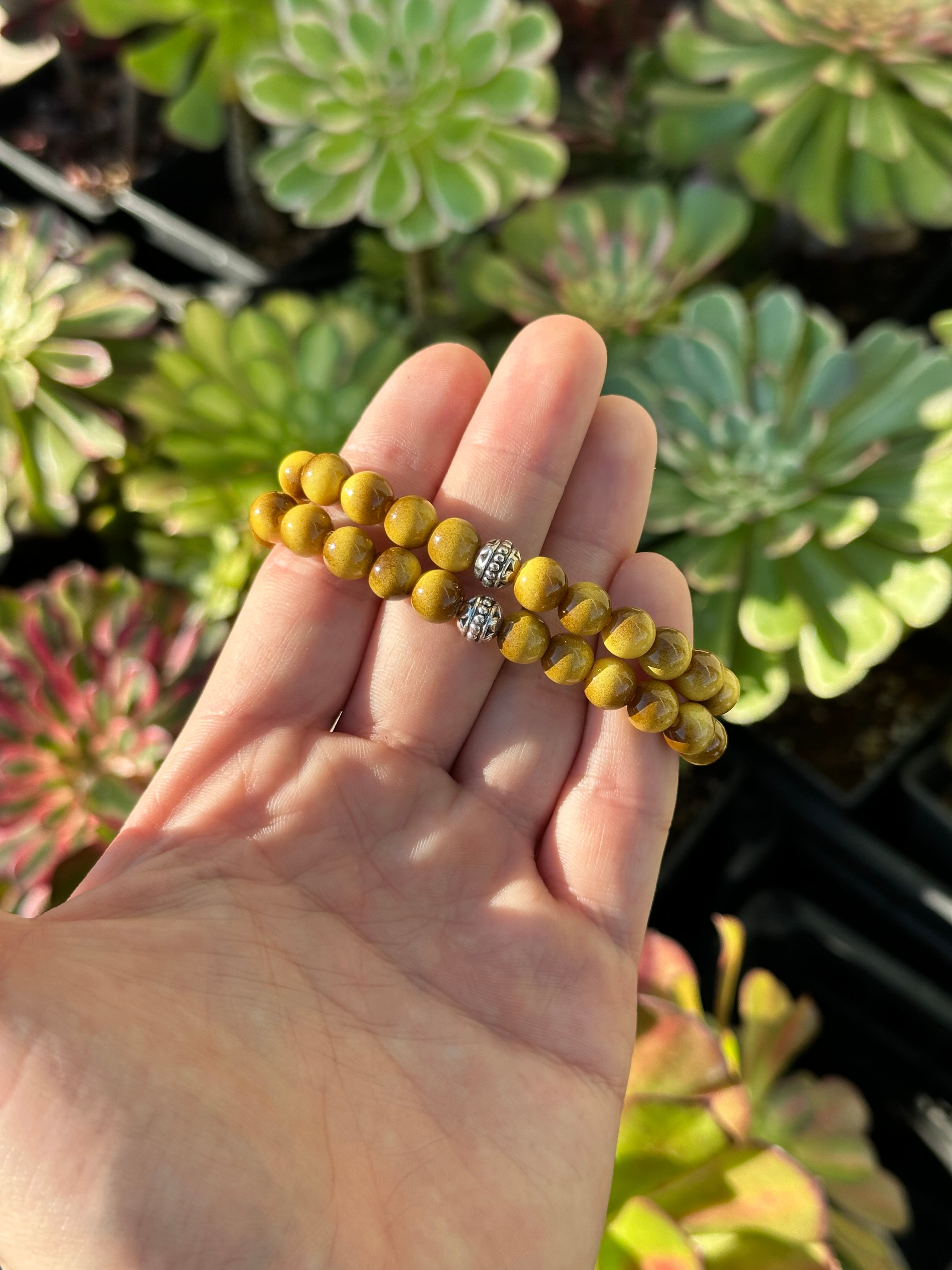 Açık kahverengi doğal taş bileklik – doğal toprak tonlarında zarif ve dengeli aksesuar