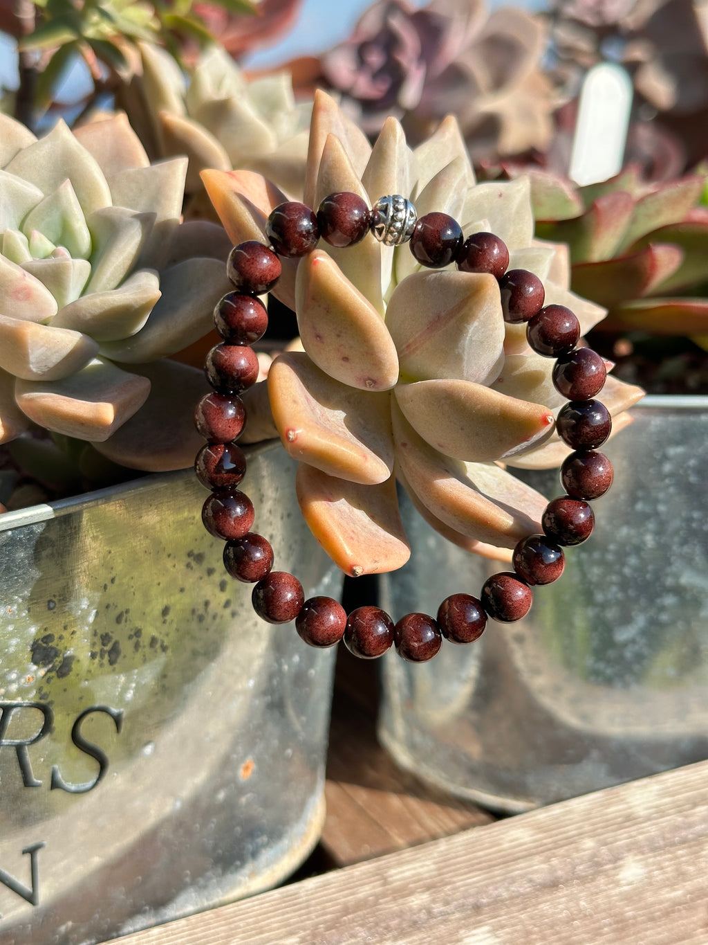 Bordo doğal taş bileklik – derin kırmızı tonlarda şık ve güçlü görünüm