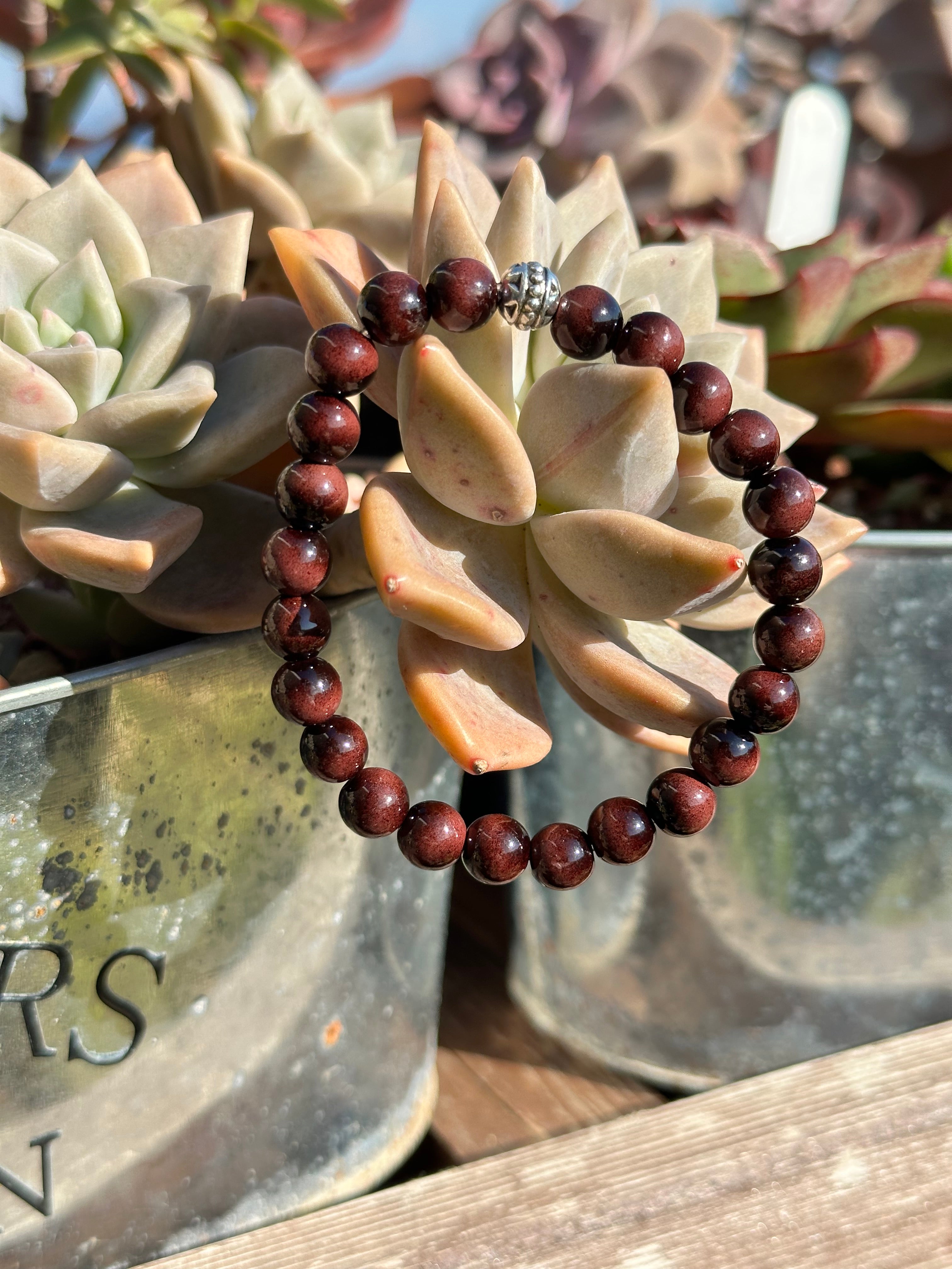 Bordo doğal taş bileklik – derin kırmızı tonlarda şık ve güçlü görünüm