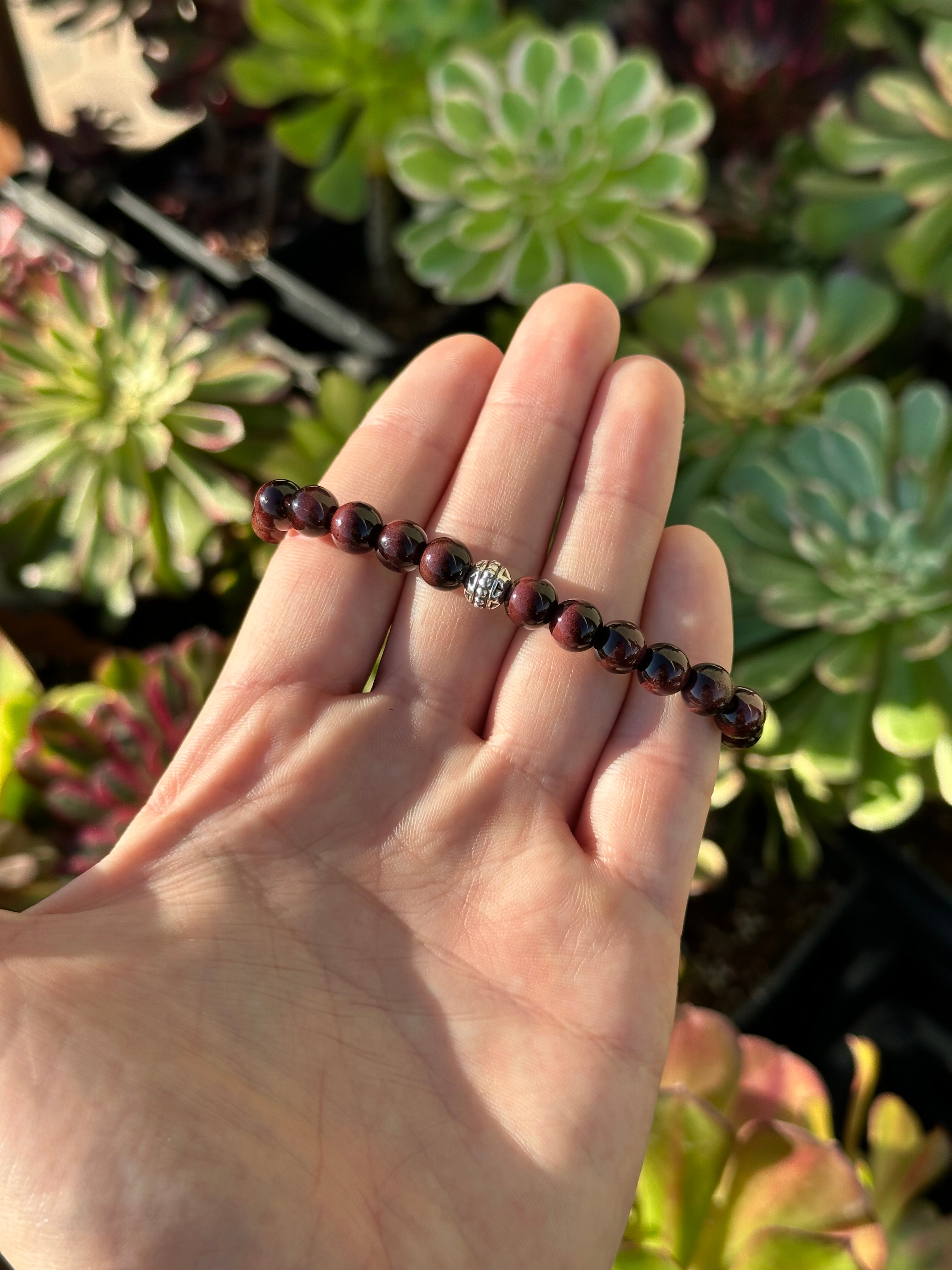 Bordo doğal taş bileklik – derin kırmızı tonlarda şık ve güçlü görünüm