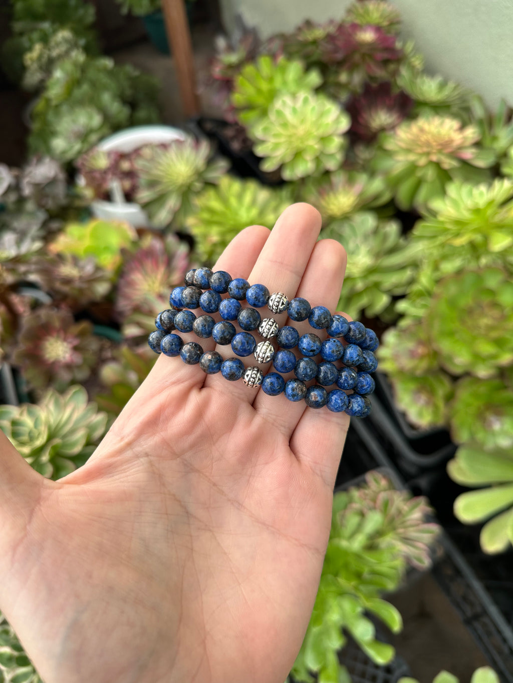 Lapis Lazuli doğal taş bileklik – mavi tonlarda, el yapımı enerji bilekliği