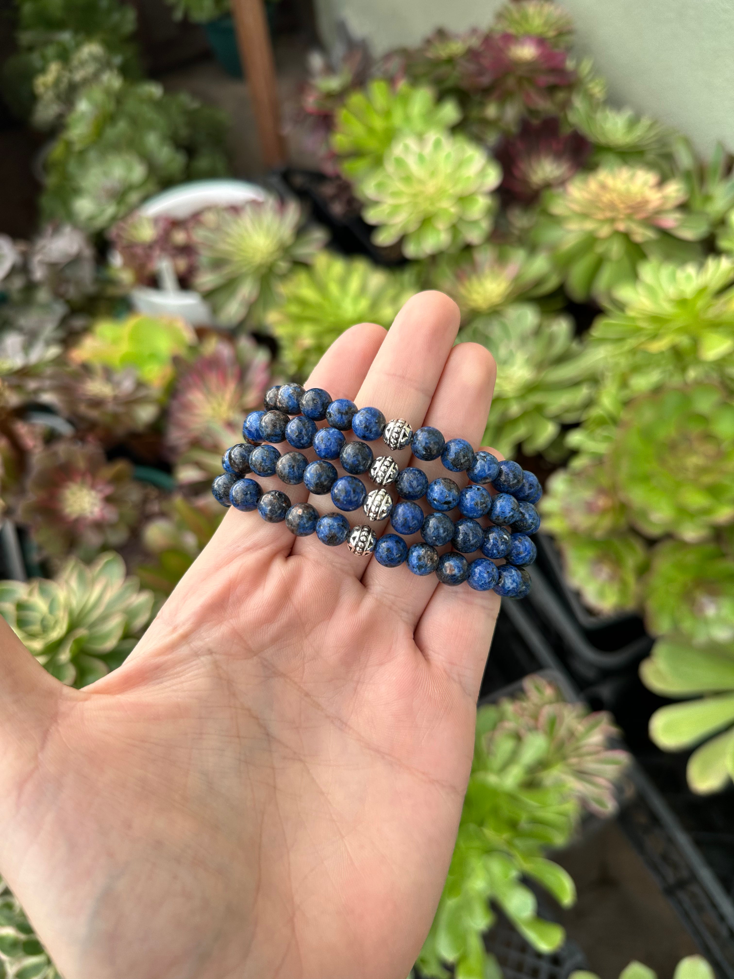 Lapis Lazuli doğal taş bileklik – mavi tonlarda, el yapımı enerji bilekliği