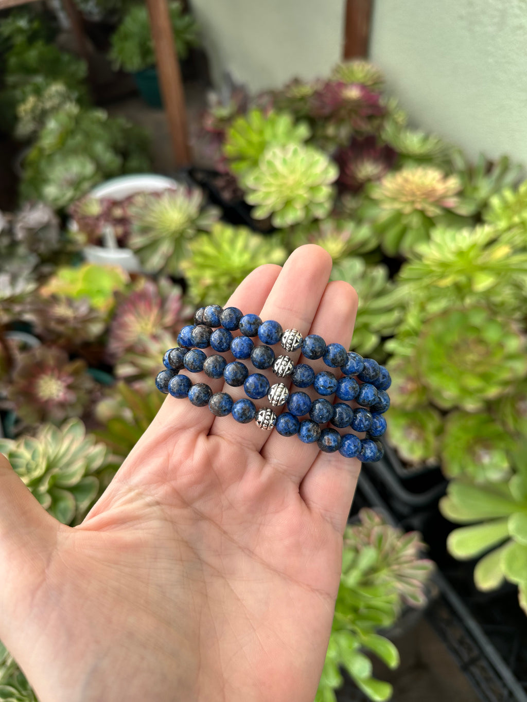 Lapis Lazuli doğal taş bileklik – mavi tonlarda, el yapımı enerji bilekliği